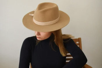 portrait-girl-with-hat-wp